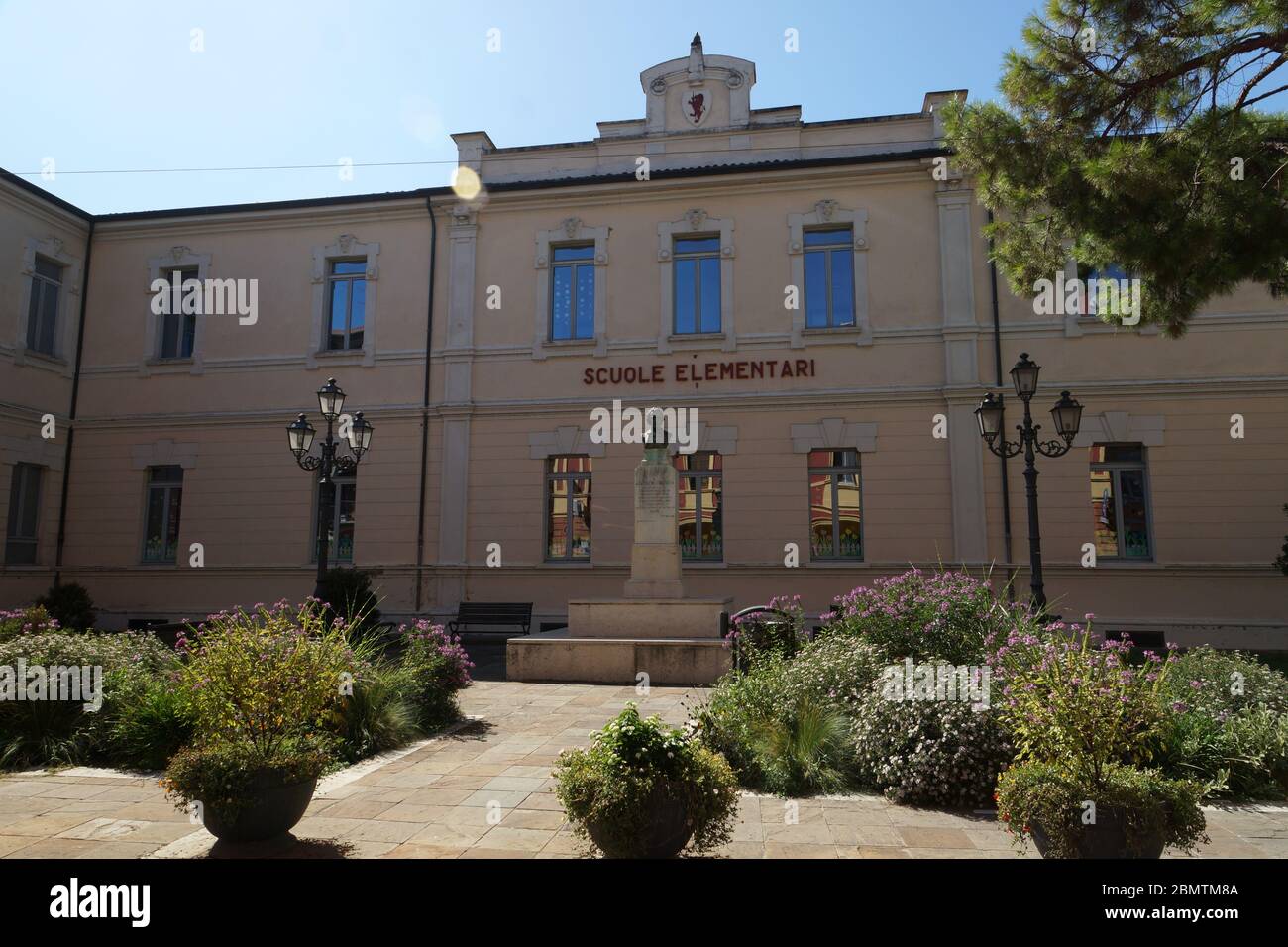 Grundschule. Comune di Forlimpopoli, Via Saffi (Saffi-Straße). Forlimpopoli, Emilia-Romagna, Provinz Forlì-Cesena, Italien. Stockfoto