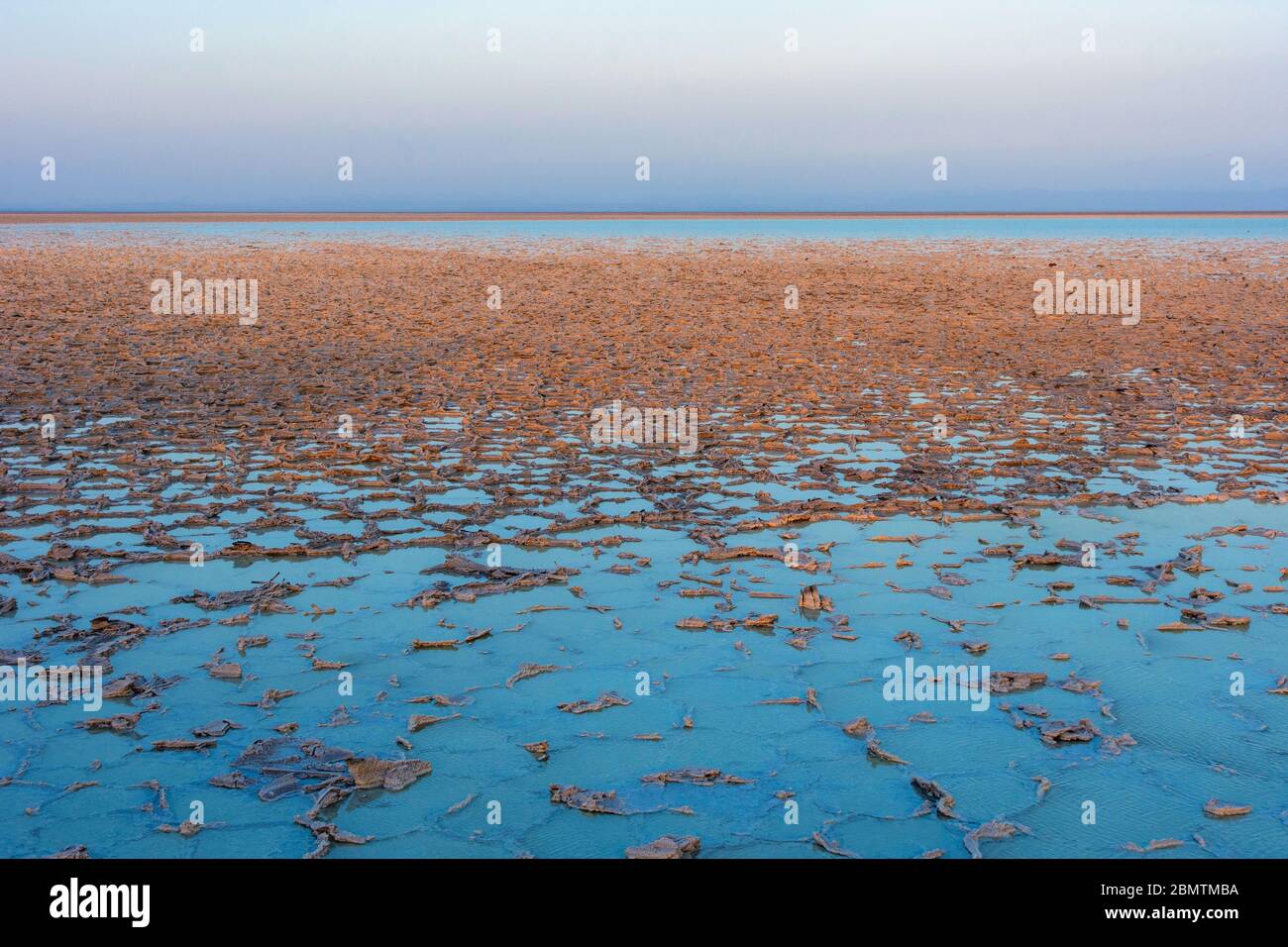 Scenic Danakil Depression Salzsee bei Sonnenuntergang in goldenen Stunde, Dallol, Äthiopien Stockfoto