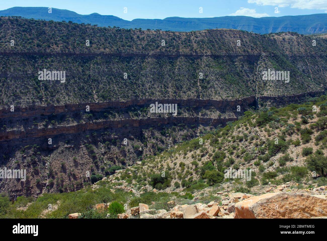Blick über landschaftlich und farbenfroh bergigen Tal, Afar Region, Äthiopien Stockfoto Blick über landschaftlich und farbenfroh bergigen Tal, Afar Region, Äthiopien Stockfoto