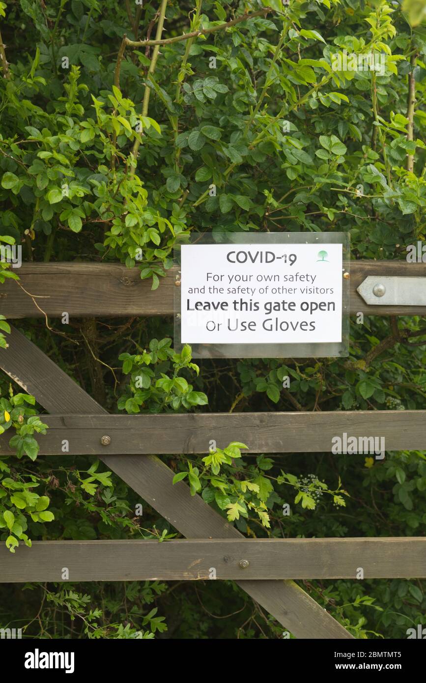 ratsschild Covid 19, zu Ihrer eigenen Sicherheit, lassen Sie das Tor offen oder verwenden Sie Handschuhe. Stockfoto