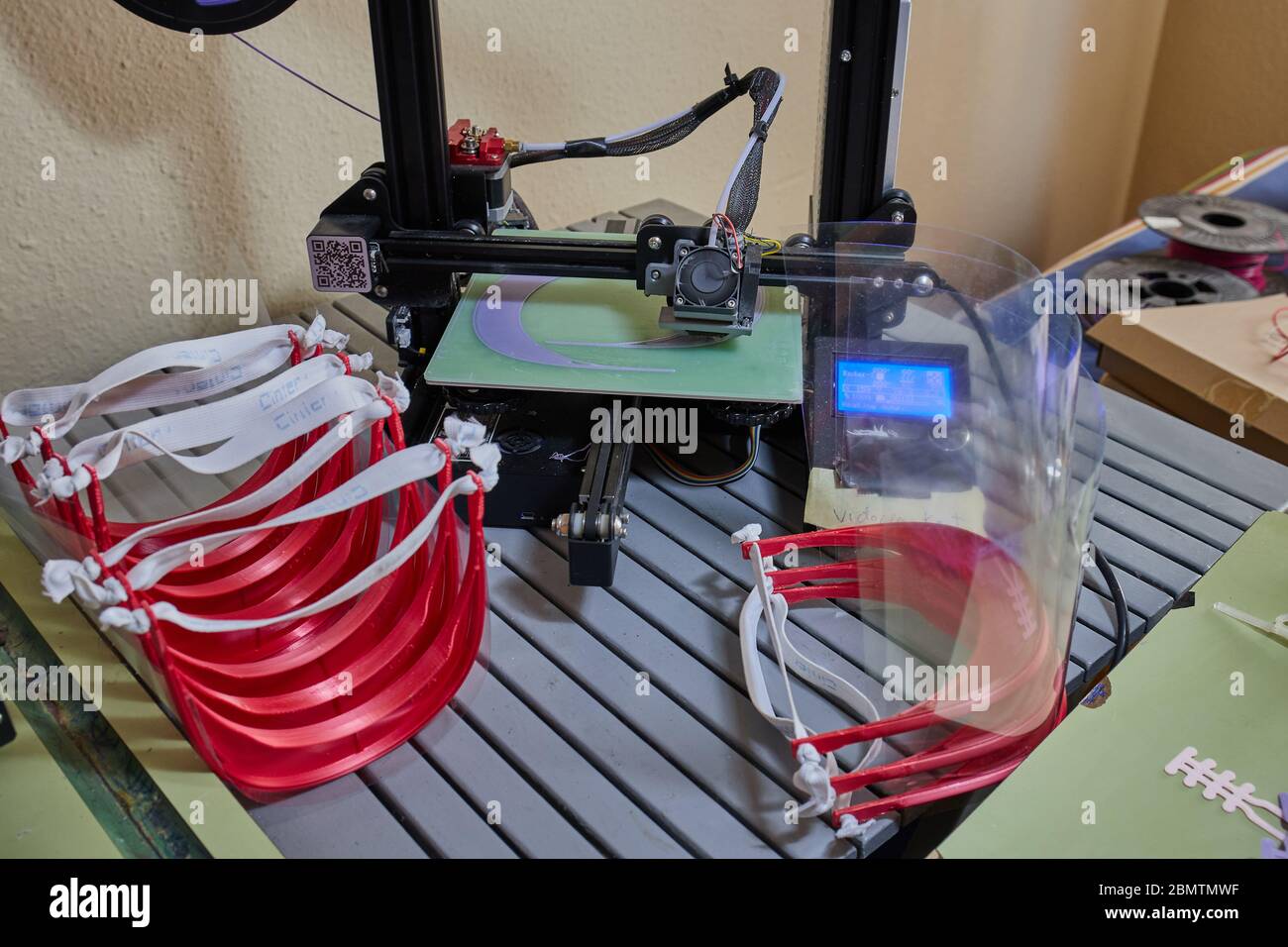 3d-Druck-Masken für Coronavirus sicher in 3d-Druckern, rote Bildschirme printe3d im Haus Stockfoto