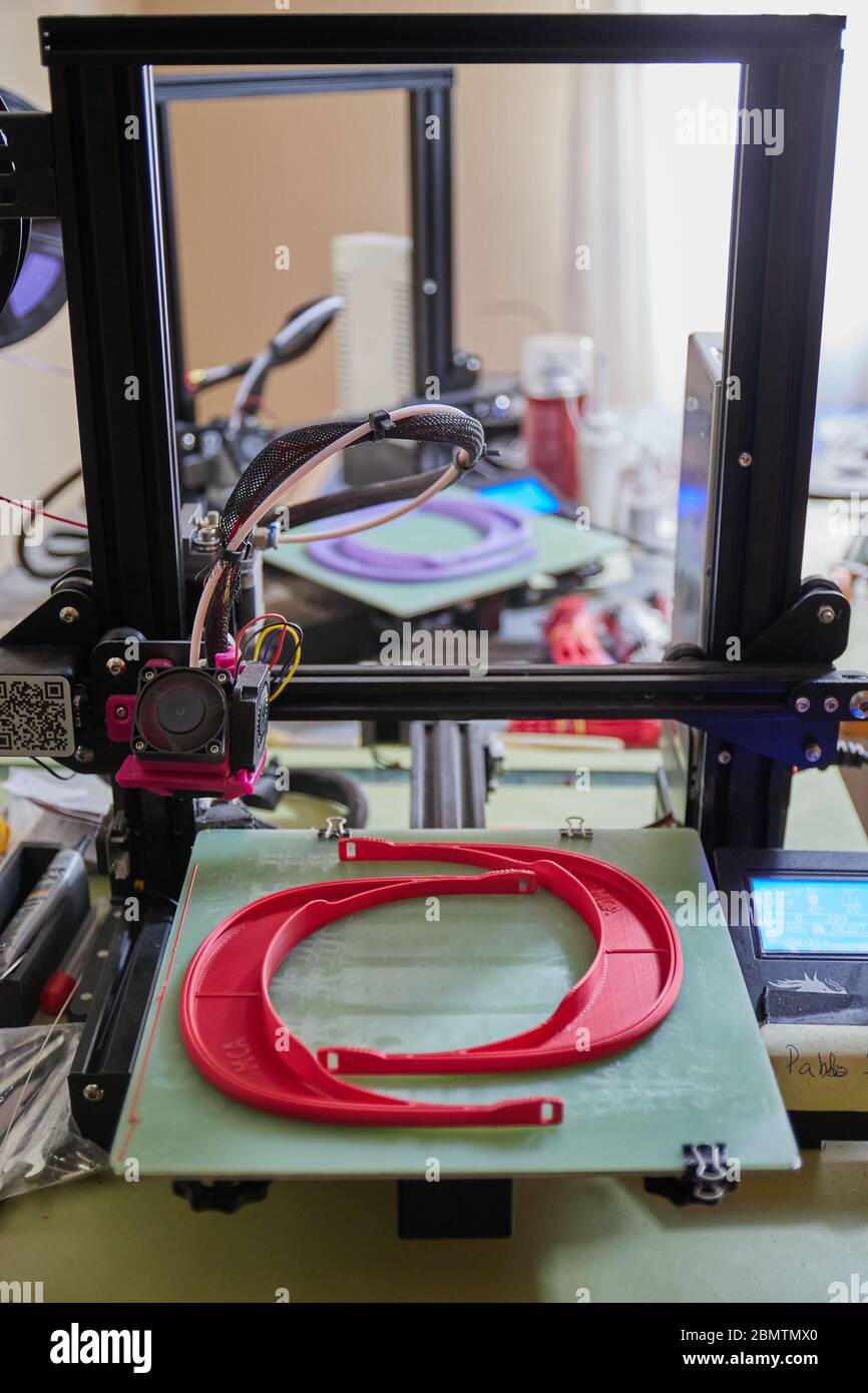 3d-Druck-Masken für Coronavirus sicher in 3d-Druckern, rote Bildschirme printe3d im Haus Stockfoto