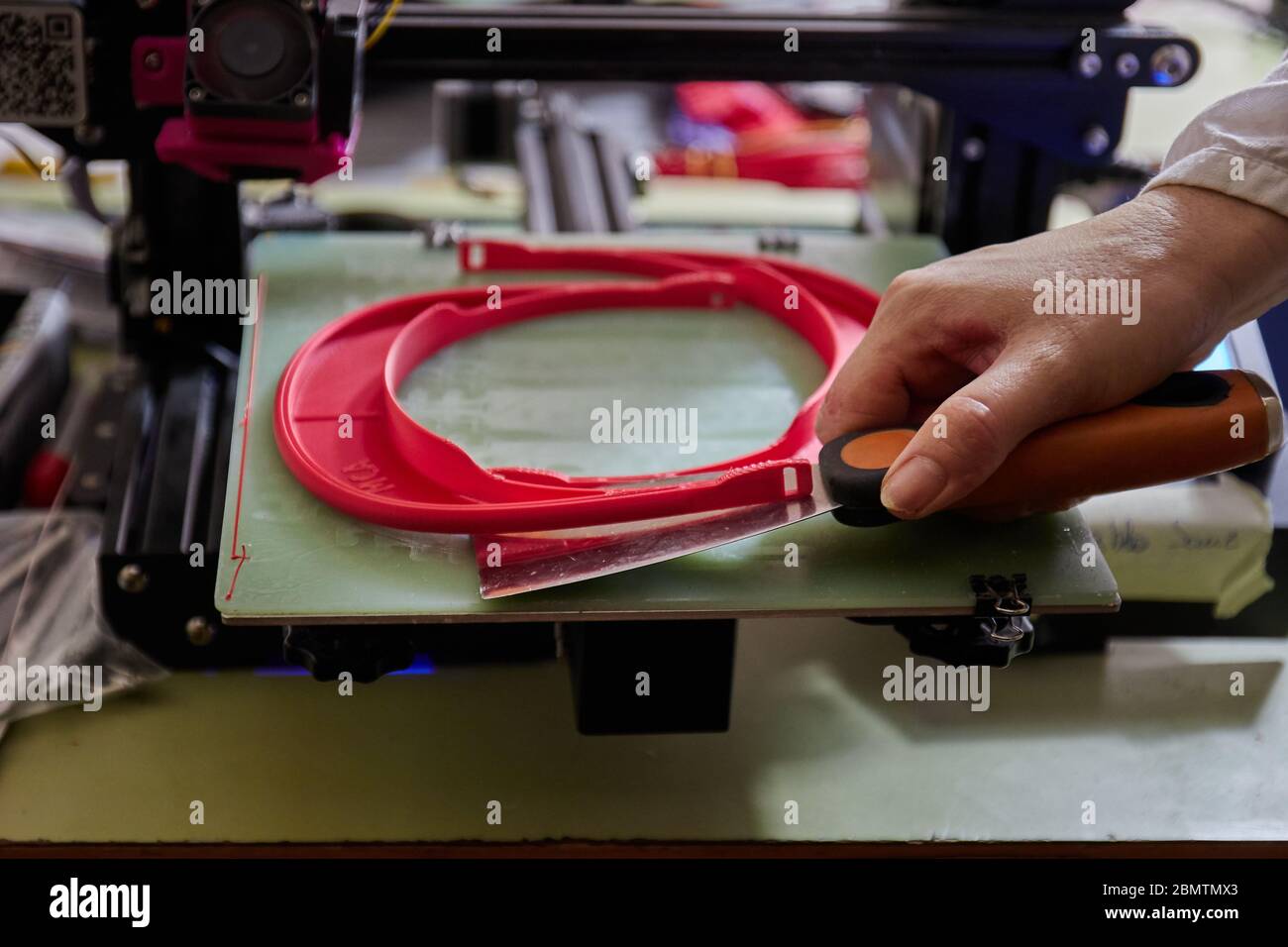 3d-Druck-Masken für Coronavirus sicher in 3d-Druckern, rote Bildschirme printe3d im Haus Stockfoto