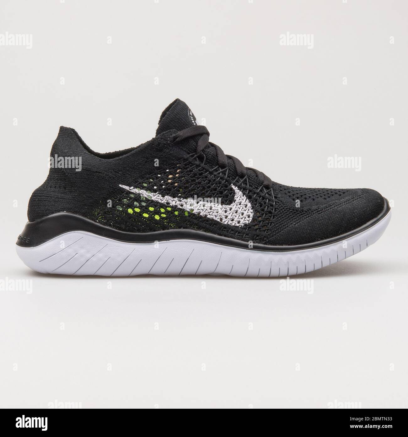 WIEN, ÖSTERREICH - 19. FEBRUAR 2018: Nike Free RN Flyknit 2018 Schwarz-Weiß  Sneaker auf weißem Hintergrund Stockfotografie - Alamy