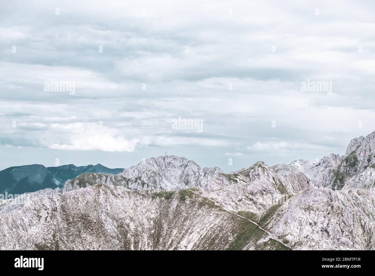 Europäisches Alpenpanorama an einem Sommertag Stockfoto