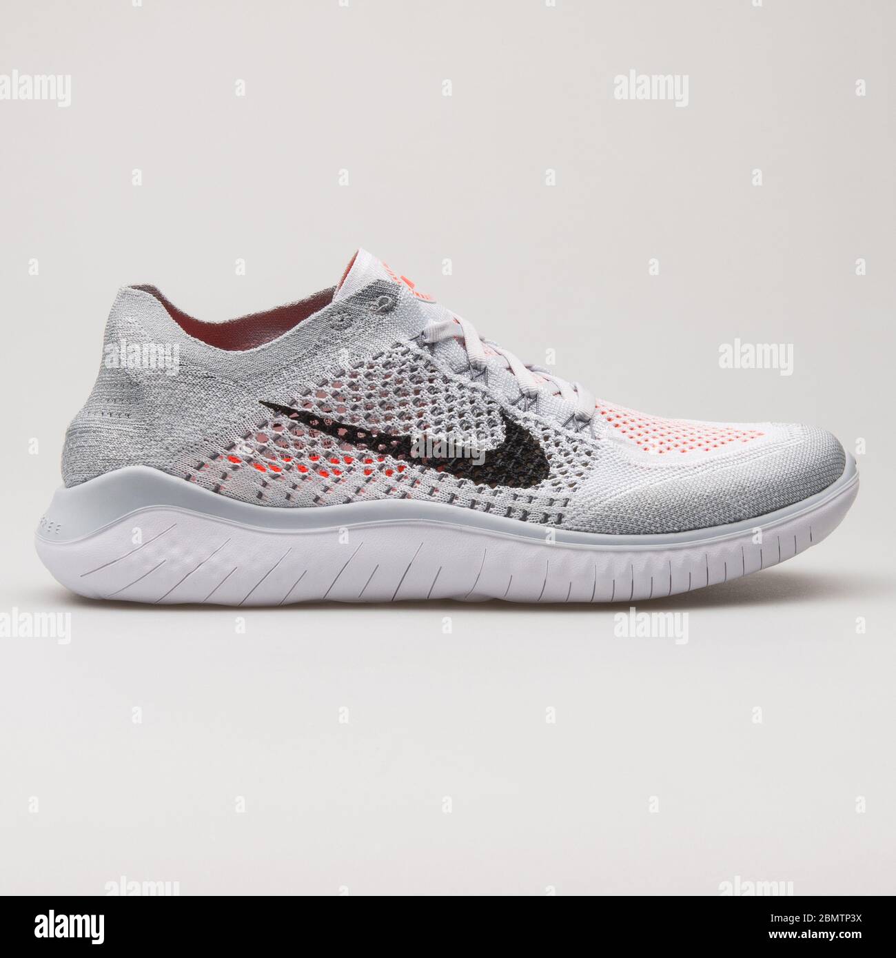 WIEN, ÖSTERREICH - 19. FEBRUAR 2018: Nike Free RN Flyknit 2018 Sneaker in  Grau, Schwarz und Weiß auf weißem Hintergrund Stockfotografie - Alamy