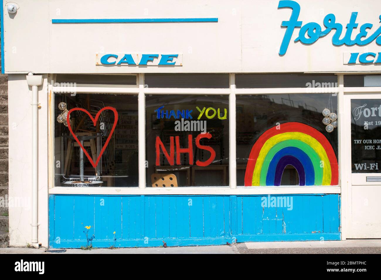 Swansea, Großbritannien. Mai 2020. Danke NHS-Schild auf dem noch geschlossenen Fortes Ice Cream Parlor in Limeslade, Swansea heute Morgen, als die devolved walisische Regierung weiterhin Menschen in Wales bitten, zu Hause zu bleiben wegen der Coronavirus-Pandemie. Kredit: Phil Rees/Alamy Live News Stockfoto