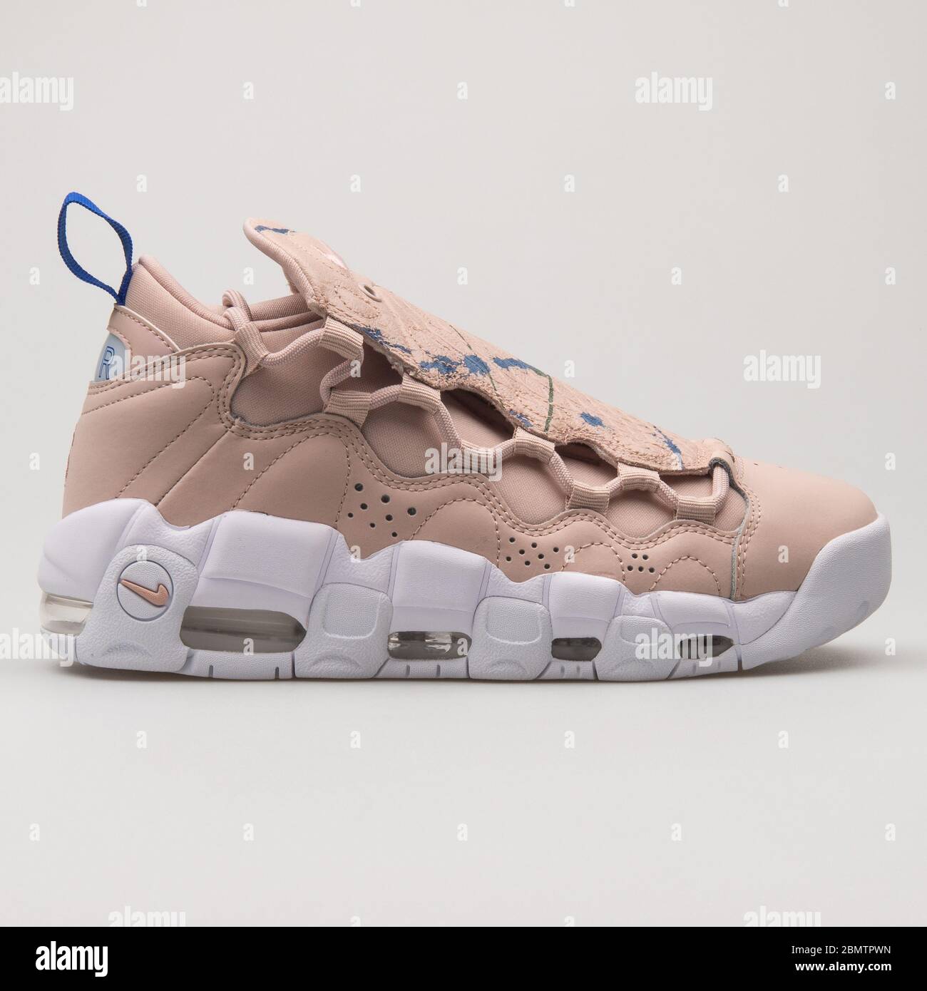 WIEN, ÖSTERREICH - 27. MAI 2018: Nike Air More Money Beige Sneaker auf weißem Hintergrund. Stockfoto