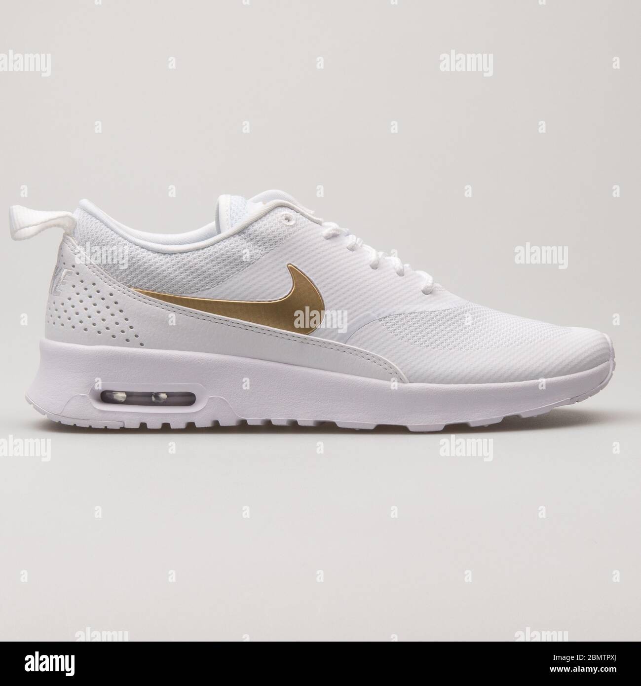 WIEN, ÖSTERREICH - 27. MAI 2018: Nike Air Max Thea Sneaker in Weiß und  Metallic Gold auf weißem Hintergrund Stockfotografie - Alamy