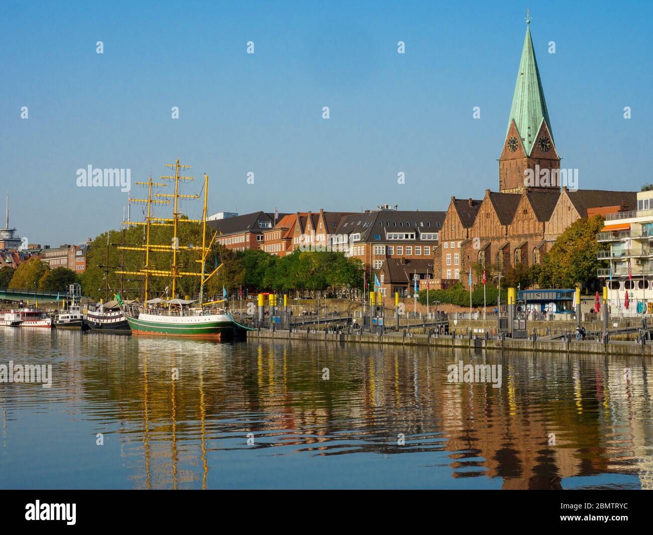 Blick auf Innenstadt über die Weser mit St. Martini und Segelschiff Alexander von Humboldt, Bremen, Deutschland Stockfoto