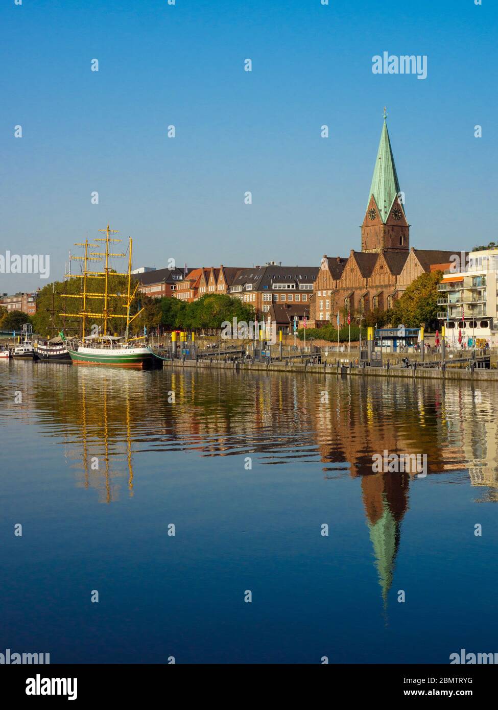 Blick auf Innenstadt über die Weser mit St. Martini und Segelschiff Alexander von Humboldt, Bremen, Deutschland Stockfoto