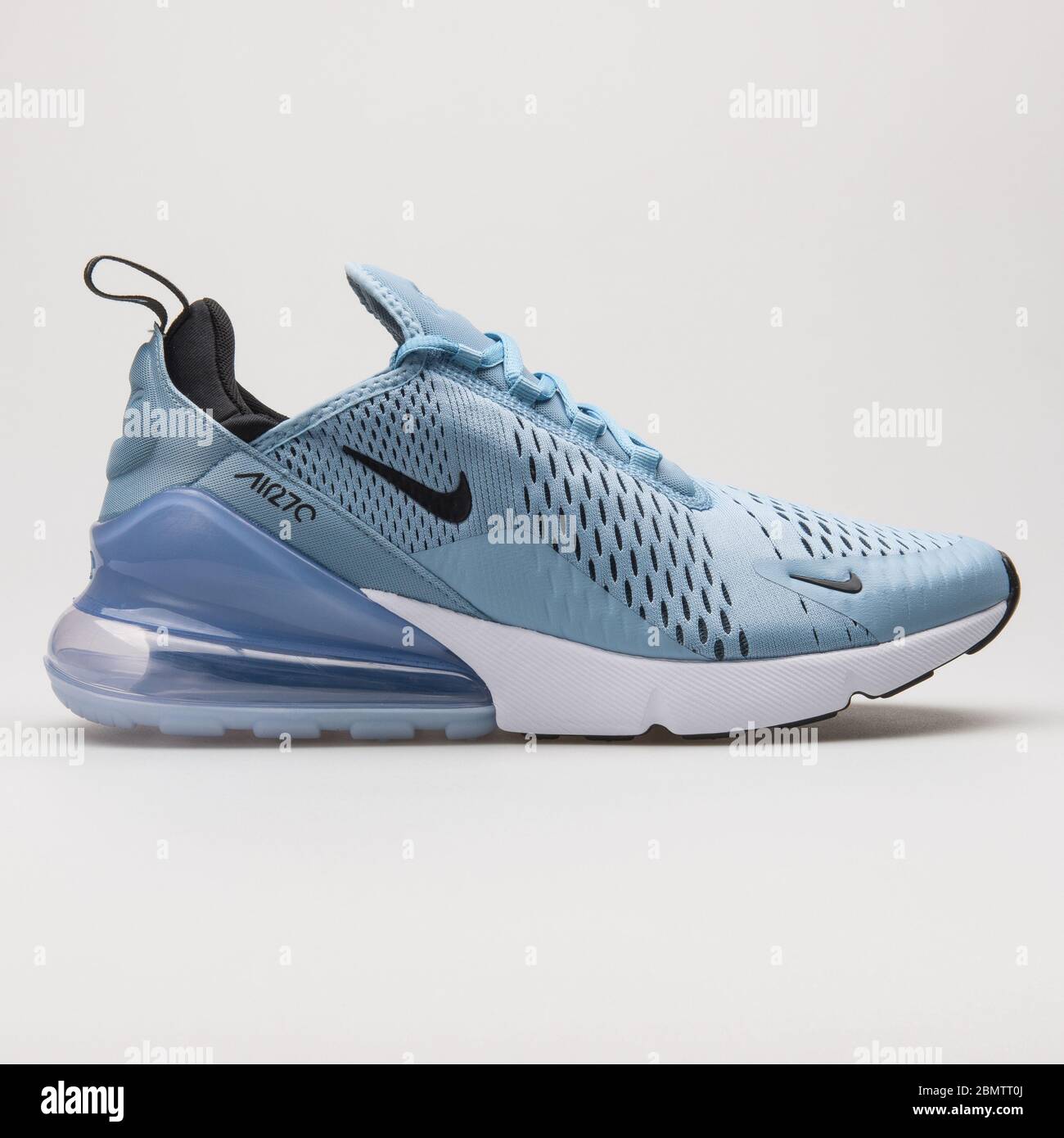 WIEN, ÖSTERREICH - 14. JUNI 2018: Nike Air Max 270 Sneaker in Blau und Weiß auf weißem Hintergrund. Stockfoto