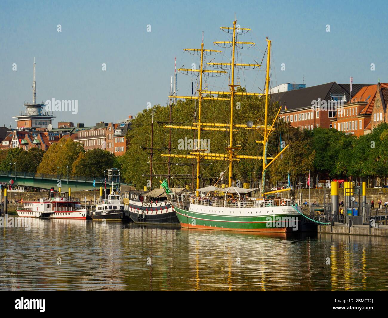 Blick auf Innenstadt über die Weser mit Segelschiff Alexander von Humboldt, Bremen, Deutschland Stockfoto