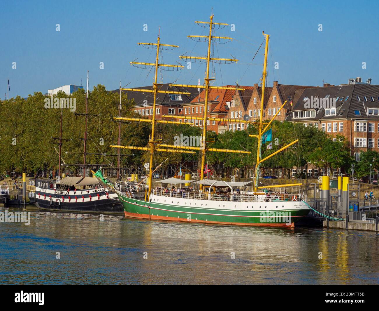 Blick auf Innenstadt über die Weser mit Segelschiff Alexander von Humboldt, Bremen, Deutschland Stockfoto