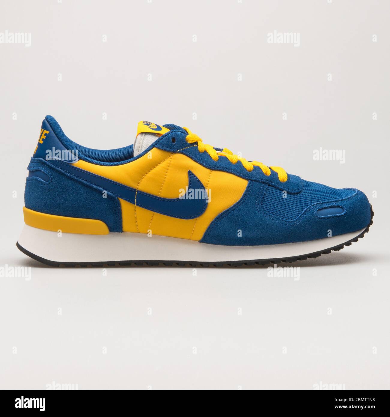 WIEN OSTERREICH 14. JUNI 2018 Nike Air VRTX Sneaker in Blau Gelb und WeiB auf weiBem Hintergrund Stockfotografie Alamy