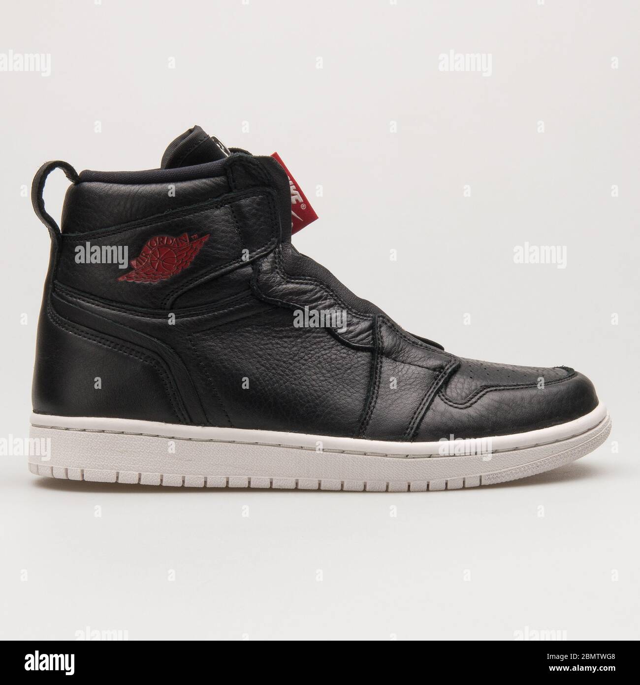 WIEN, ÖSTERREICH - 14. JUNI 2018: Nike Air Jordan 1 High Zip Premium  Sneaker in Schwarz, Rot und Weiß auf weißem Hintergrund Stockfotografie -  Alamy