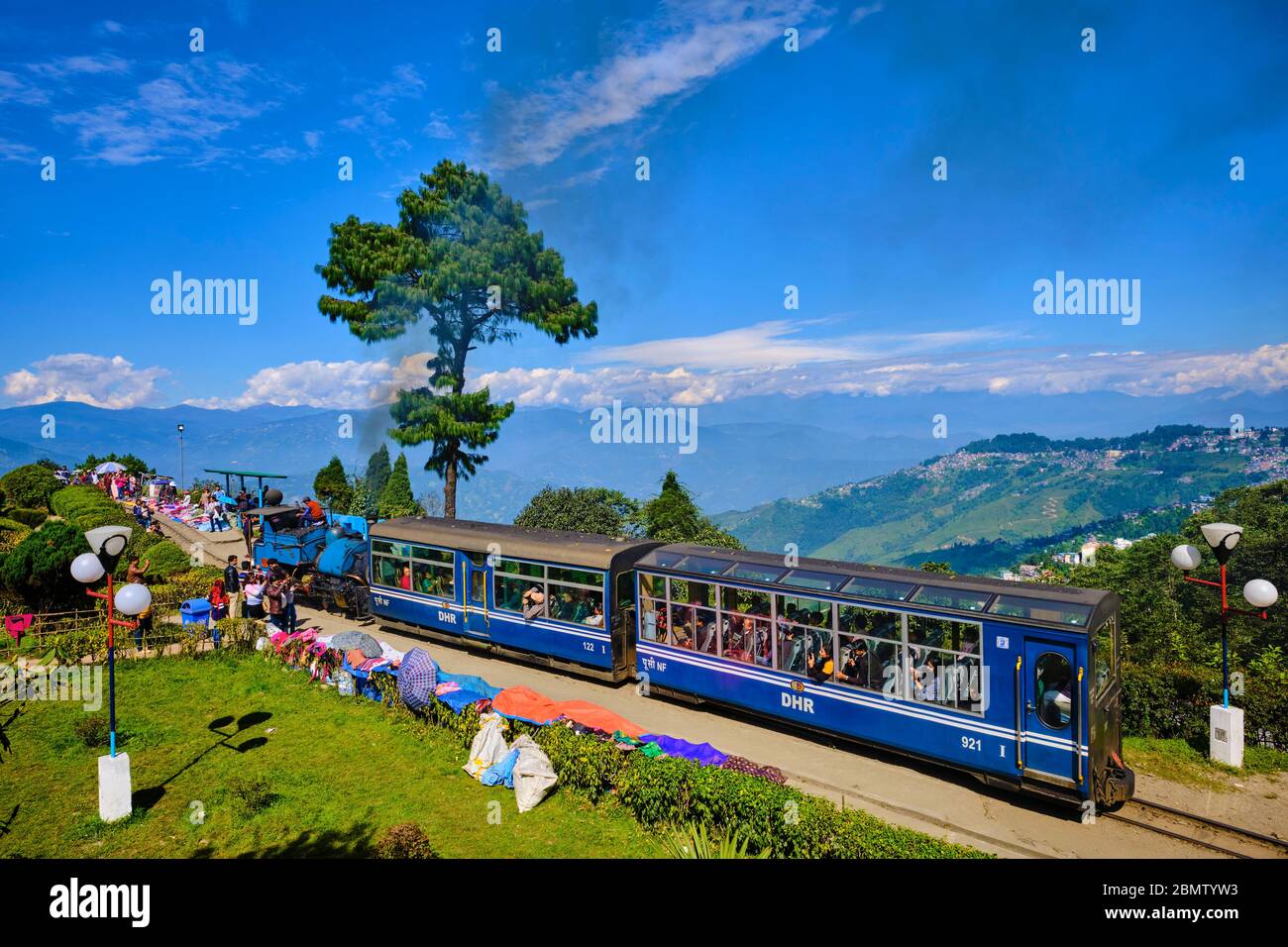 Indien, Westbengalen, Darjeeling, der Spielzeugzug von der Darjeeling Himalayan Railway in Batasia Loop, UNESCO-Welterbe Stockfoto