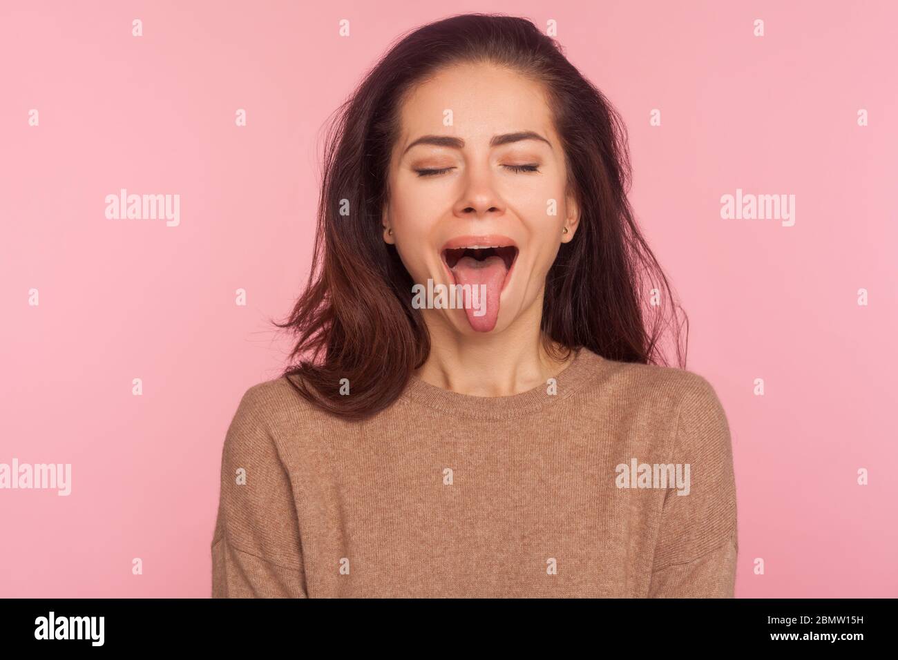 Porträt von lustigen ungehorsamen junge Frau mit brünetten Haar Augen geschlossen und Demonstration Zunge, Verhalten freche widerspenstige, kindliche Stimmung. ind Stockfoto
