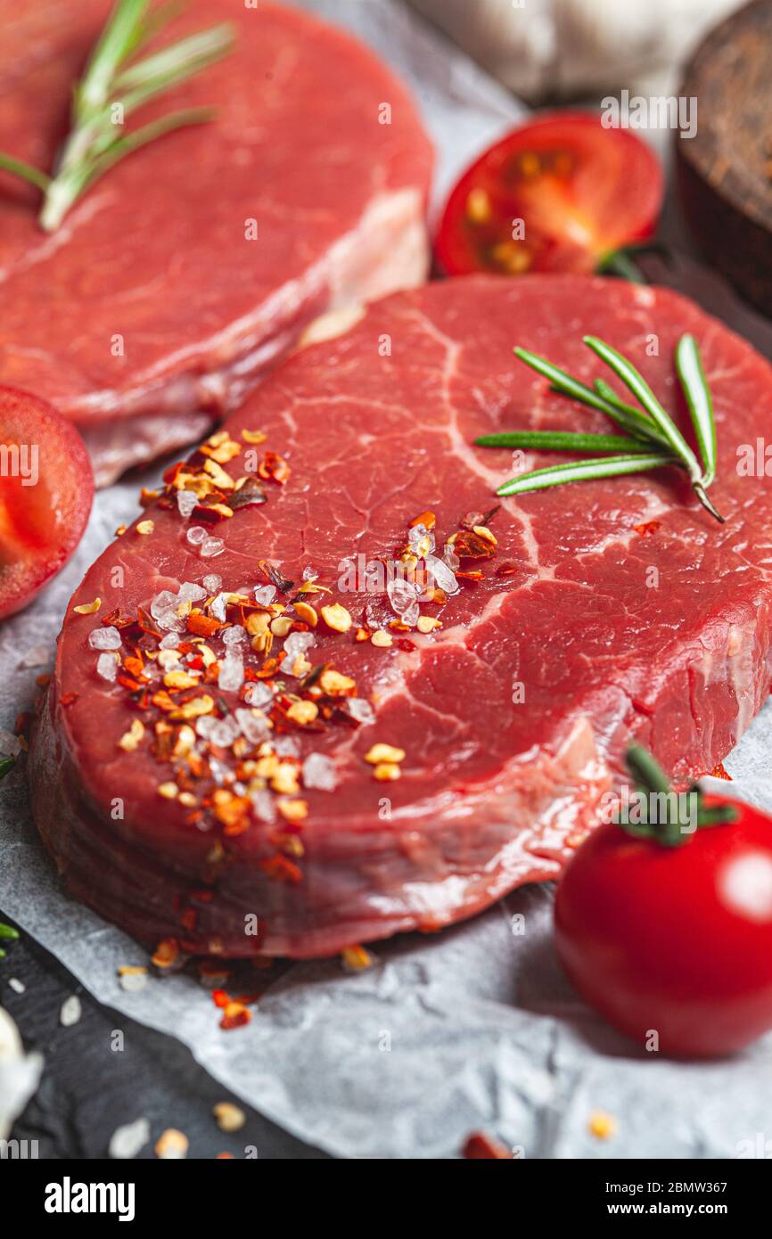 Rohes Rinderfilet auf einem Schiefer mit Gewürzen. Rohes Fleisch Rindfleisch Steaks Hintergrund. Stockfoto