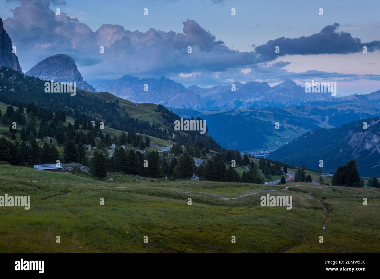 Blick vom Pordoi-Pass mit Bergkulisse in der Dämmerung, Provinz Bozen, Südtirol, Italienische Dolomiten, Italien, Europa Stockfoto