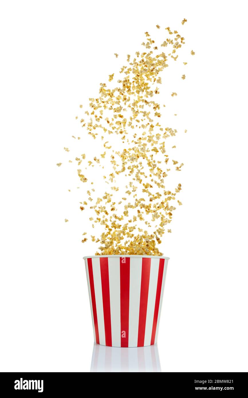 Fliegendes Popcorn aus rot-weißem Papier gestreifter Eimer isoliert über dem weißen Hintergrund. Popcorn im Kino Stockfoto