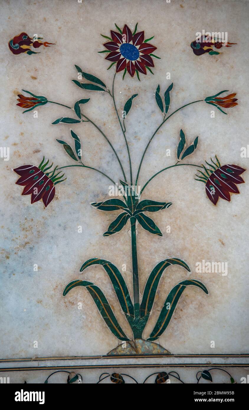 Blume von Halbedelsteinen in Marmor Diwan-e-Kas Red Fort Delhi Indien eingelegt gemacht Stockfoto