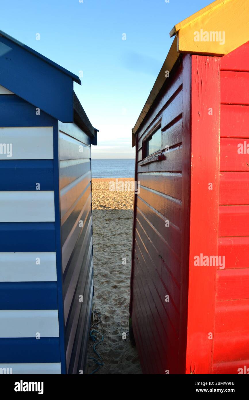 Southwold Strandhütten mit Blick auf den Strand und das Meer, Suffolk, Großbritannien Stockfoto