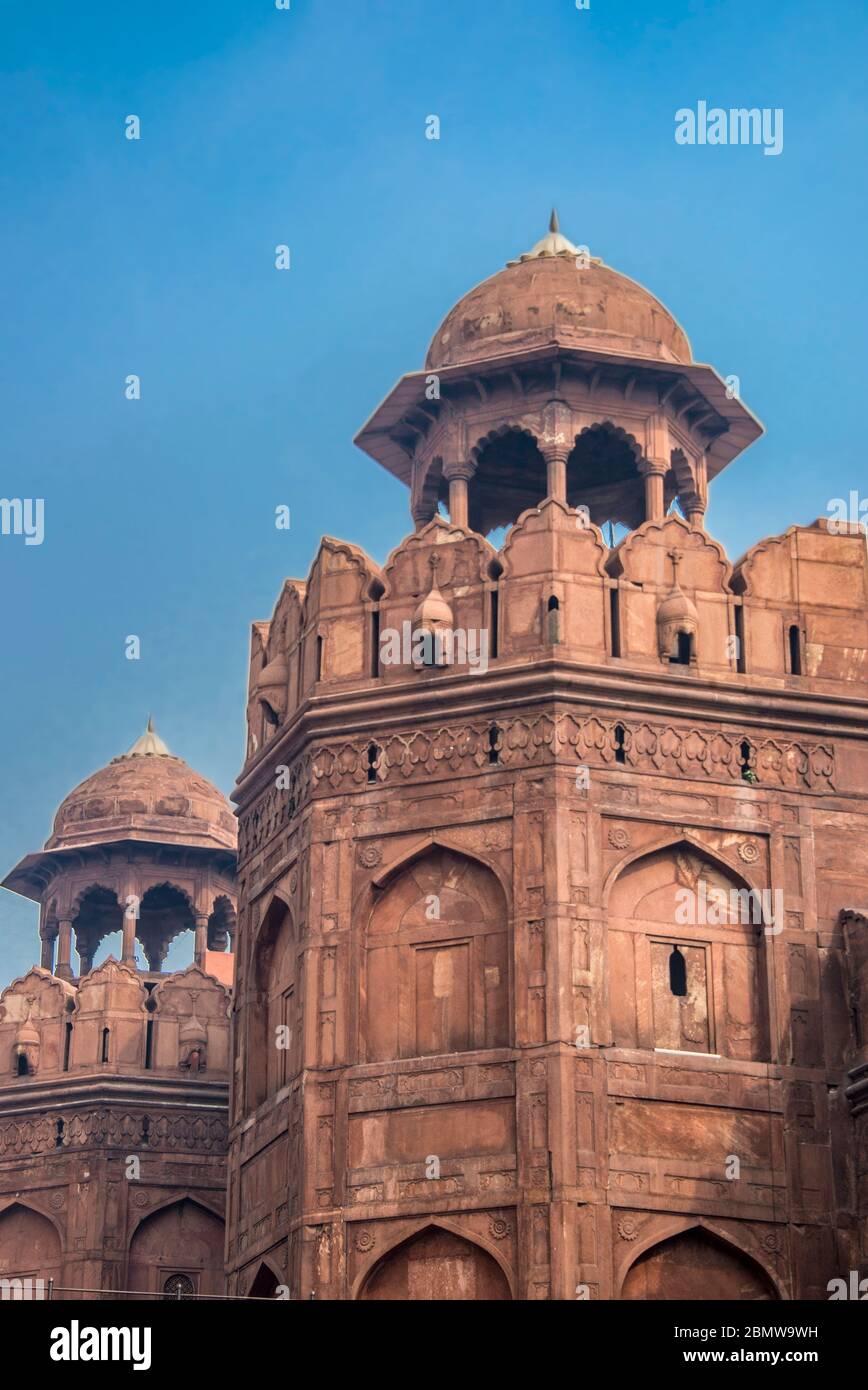 Achteckige Türme über dem Lahore Gate Red Fort Delhi Indien Stockfoto
