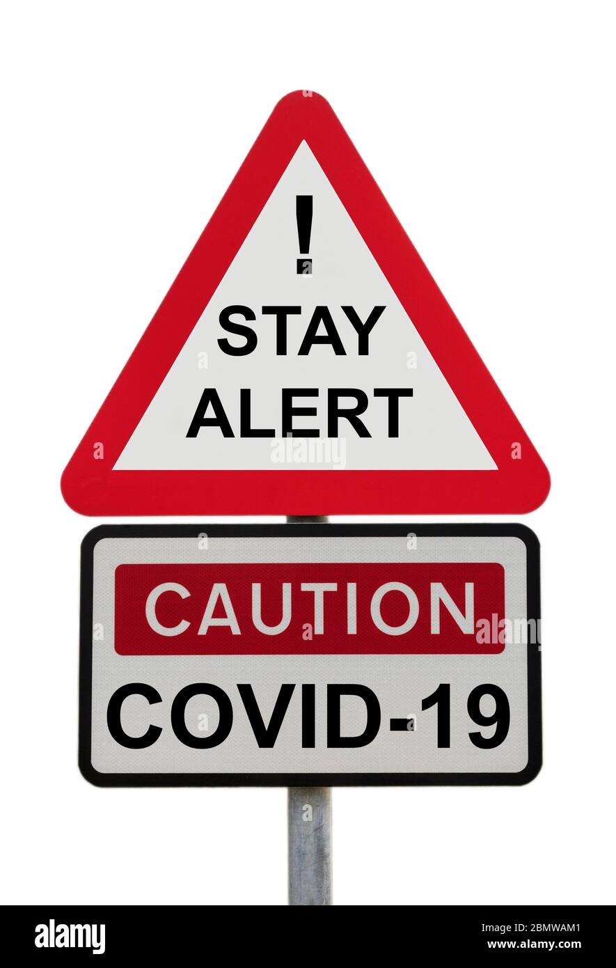 Dreieckiges Schild Warnung BLEIBEN SIE MIT Ausrufezeichen und Vorsicht COVID-19 aufmerksam, um die neue Coronavirus Lockdown-Nachricht der Regierung zu illustrieren. England, Großbritannien Stockfoto