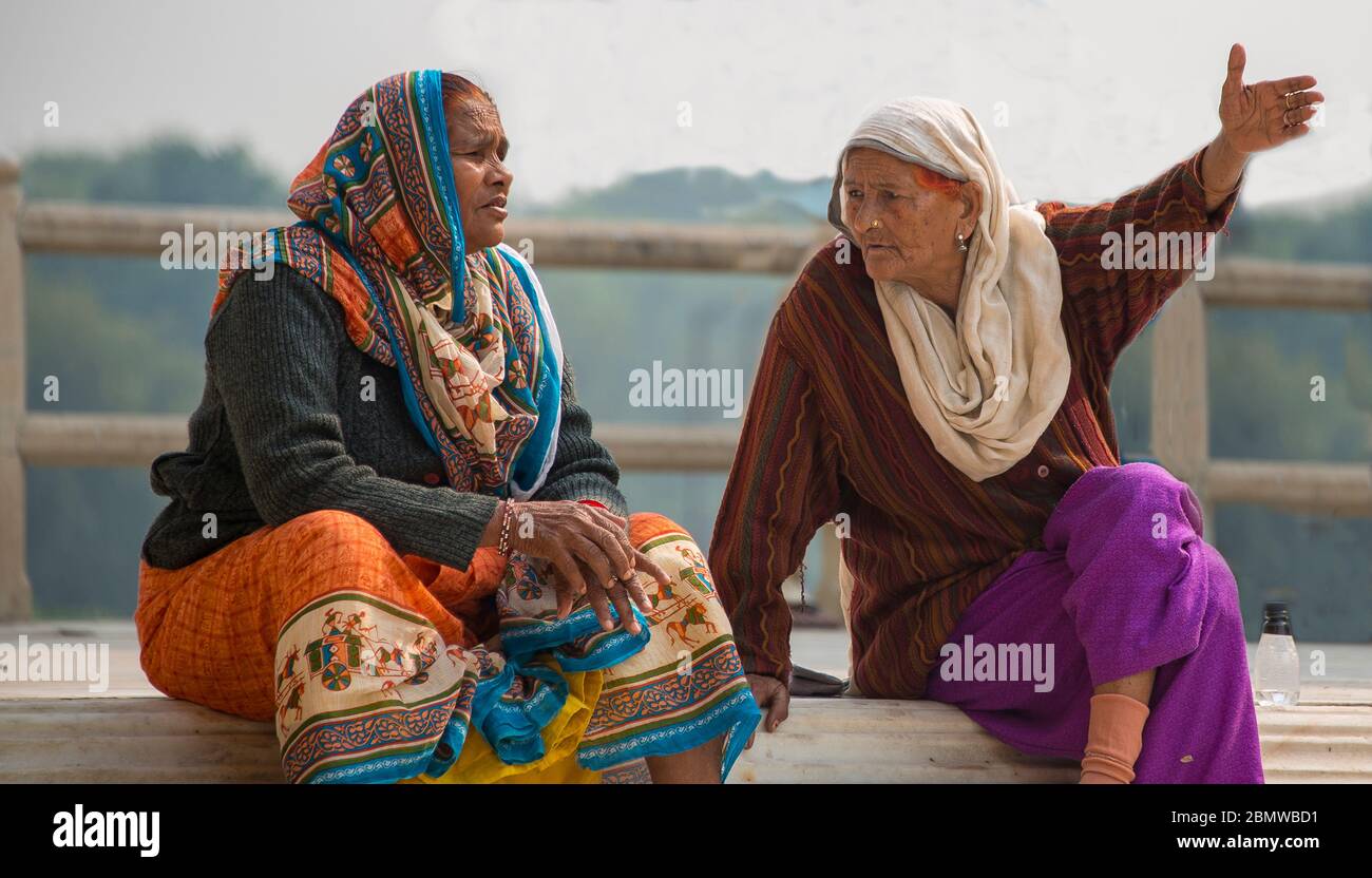 Zwei Kehrfrauen im Gespräch Red Fort Delhi Indien Stockfoto