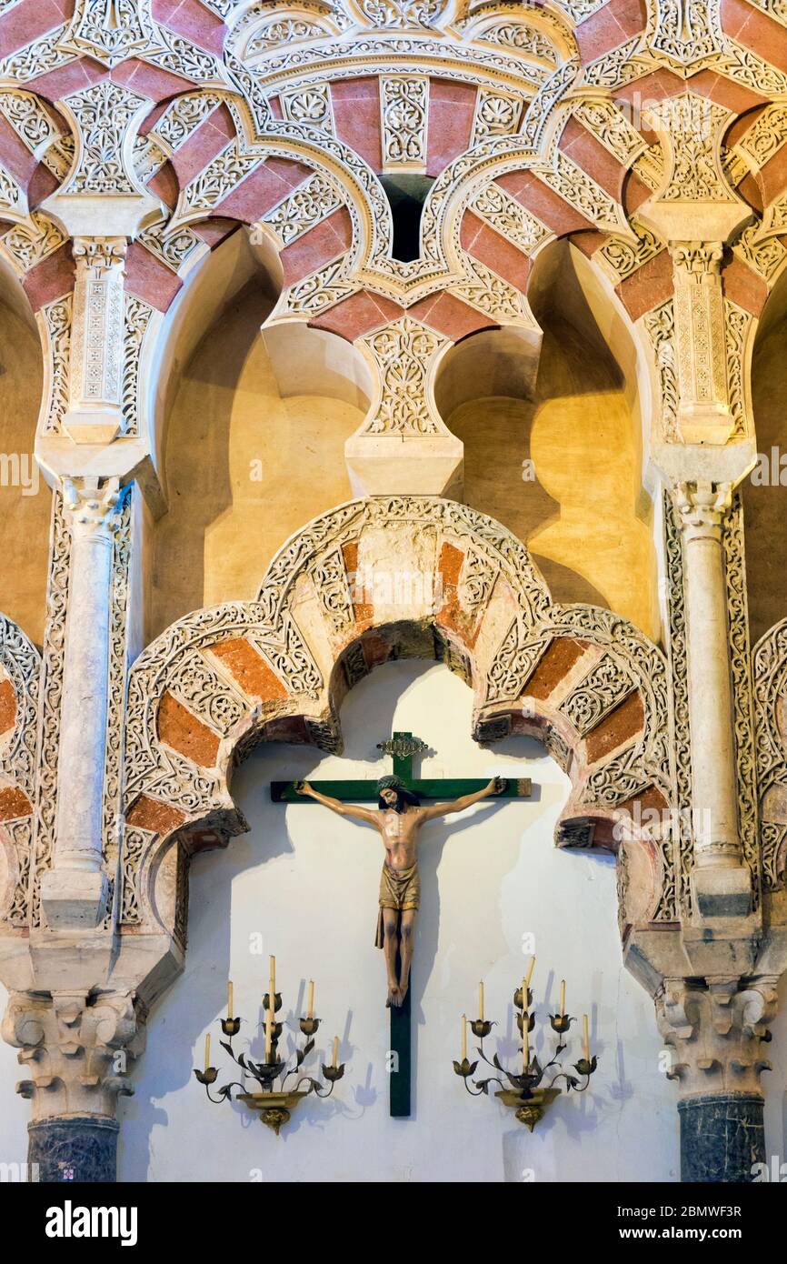 La Mezquita. Die Moschee. Innen. Christliche Kreuzigung Motiv unter maurischen architektonischen Elementen. Cordoba, Provinz Cordoba, Andalusien, Süden Stockfoto