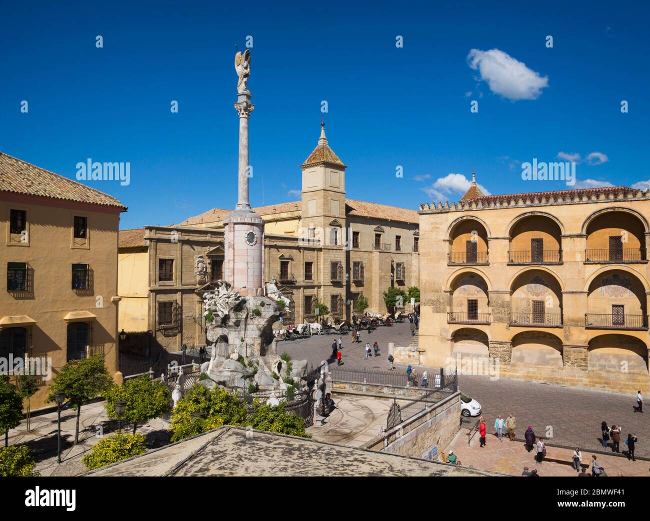 Cordoba, Provinz Cordoba, Andalusien, Südspanien. Das 18. Jahrhundert Triunfo de San Rafael in der Plaza del Triunfo. San Rafael, der Erzengel Rap Stockfoto