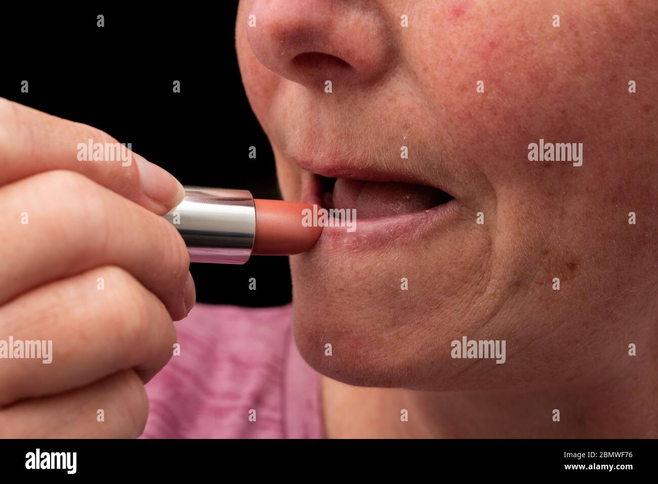 Frau über 50 mit Lippenstift Stockfoto