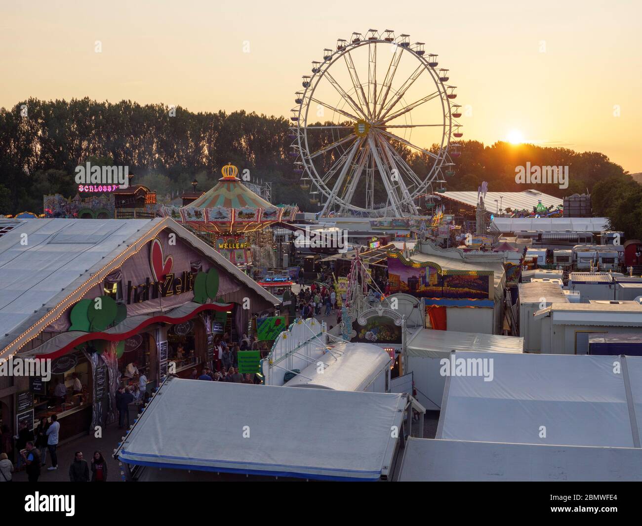 Regensburg, Volksfest Herbstdult bei Sonnenuntergang, Bayern, Deutschland Stockfoto