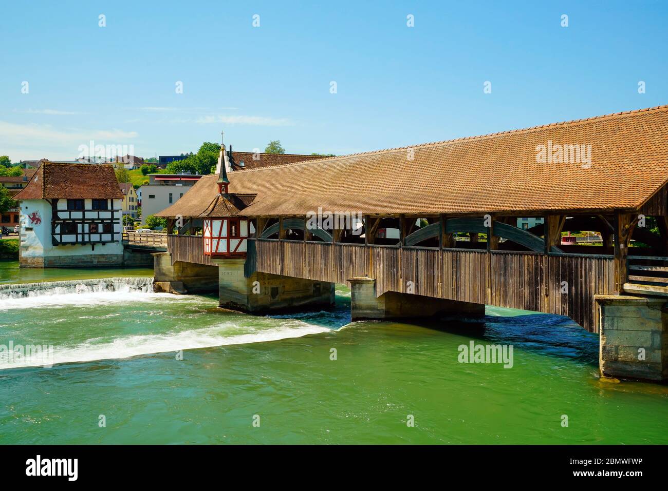 Panoramablick auf die überdachte Holzbrücke über den Fluss Reuss in der Altstadt Bremgarten, Kanton Aargau, Schweiz. Stockfoto