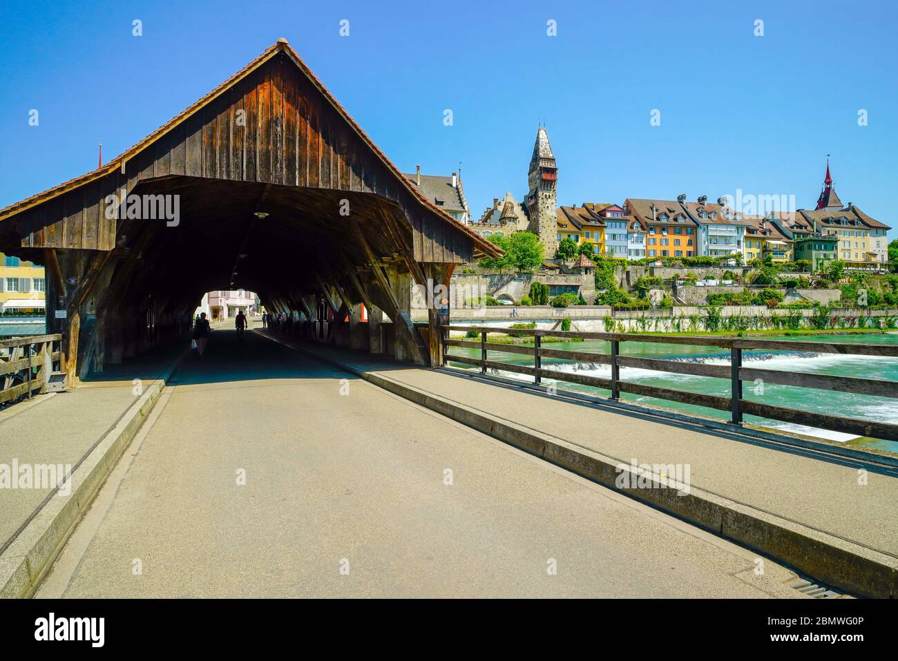 Panoramablick auf die Altstadt Bremgarten und die überdachte Holzbrücke über den Fluss Reuss, Kanton Aargau, Schweiz. Stockfoto