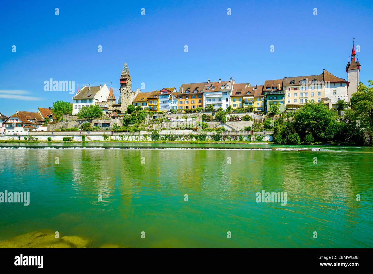 Blick auf Bremgarten und den Muri-Amthof von der Reuss, Kanton Aargau in der Schweiz. Stockfoto