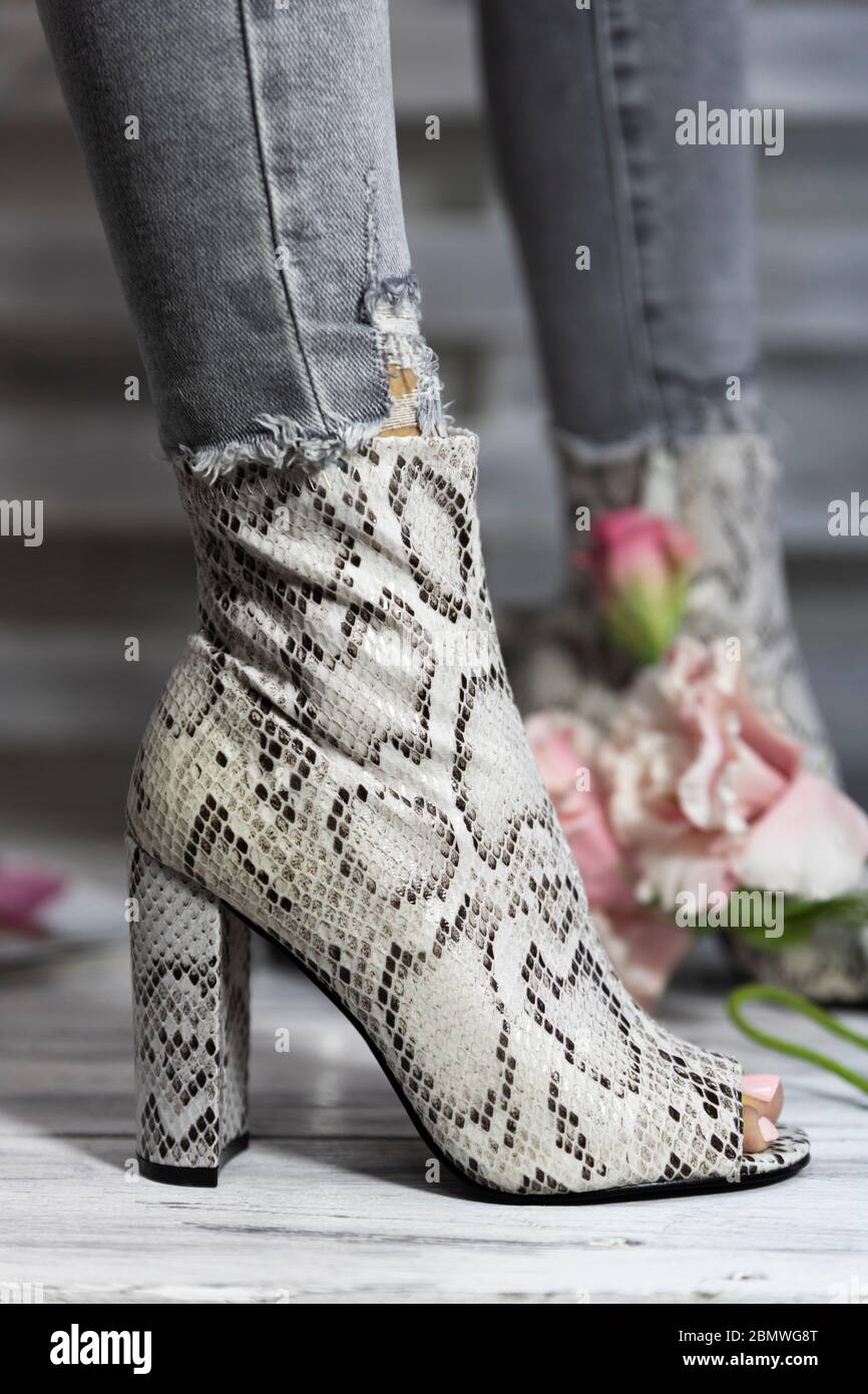 Luxus Damen hohe Absatz Schuhe aus Schlangenhaut von einer Frau getragen Stockfoto