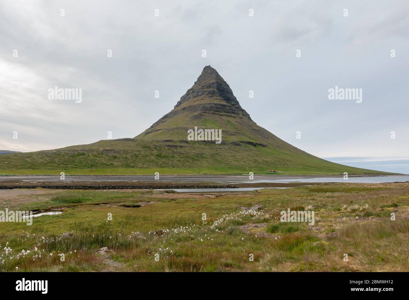 Kirkjufell, ('Kirchberg'), ein freistehender Berg auf der Nordseite der Halbinsel Snæfellsnesnes, Island. Stockfoto