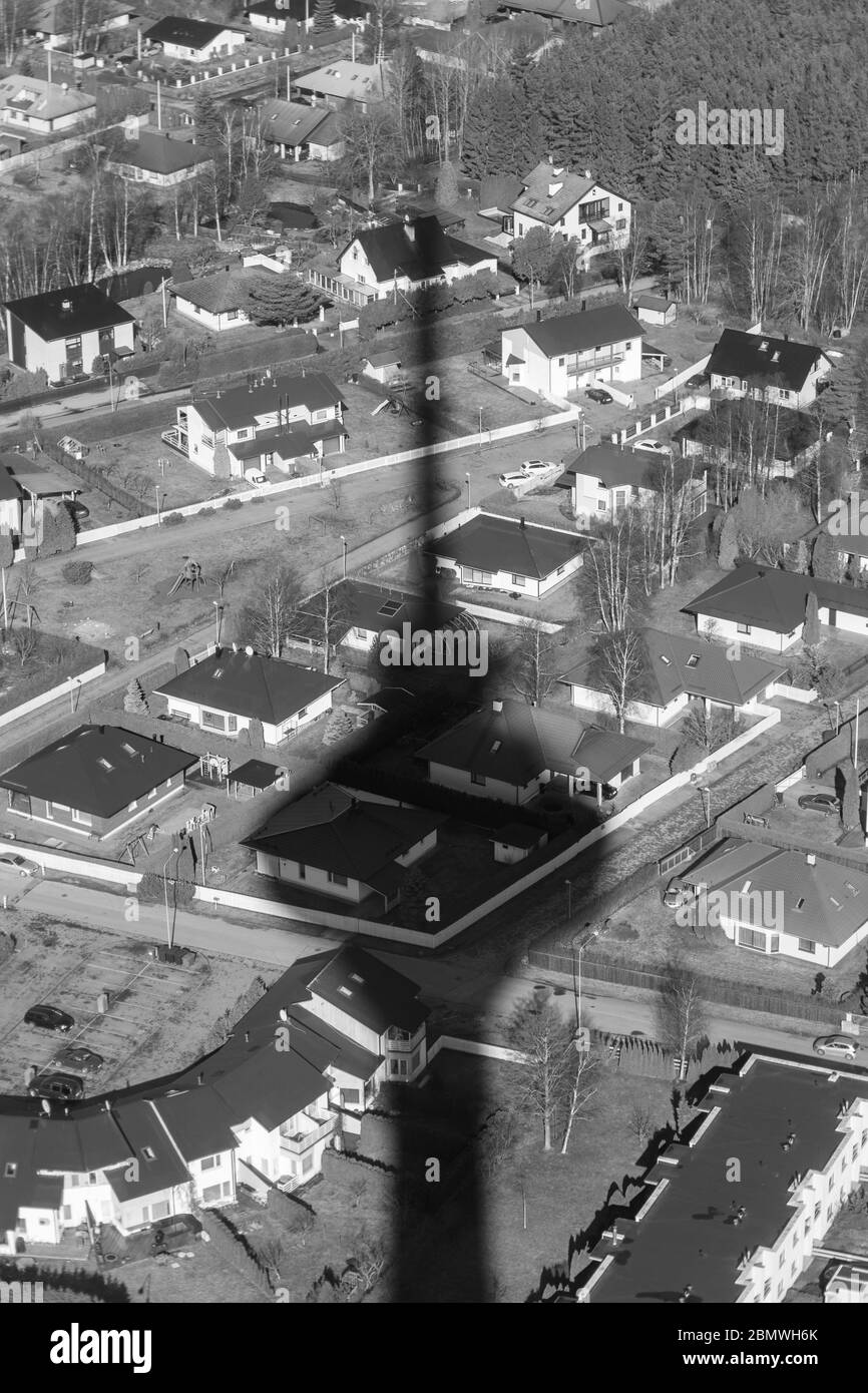 Der Schatten des Fernsehturms von Tallinn Stockfoto