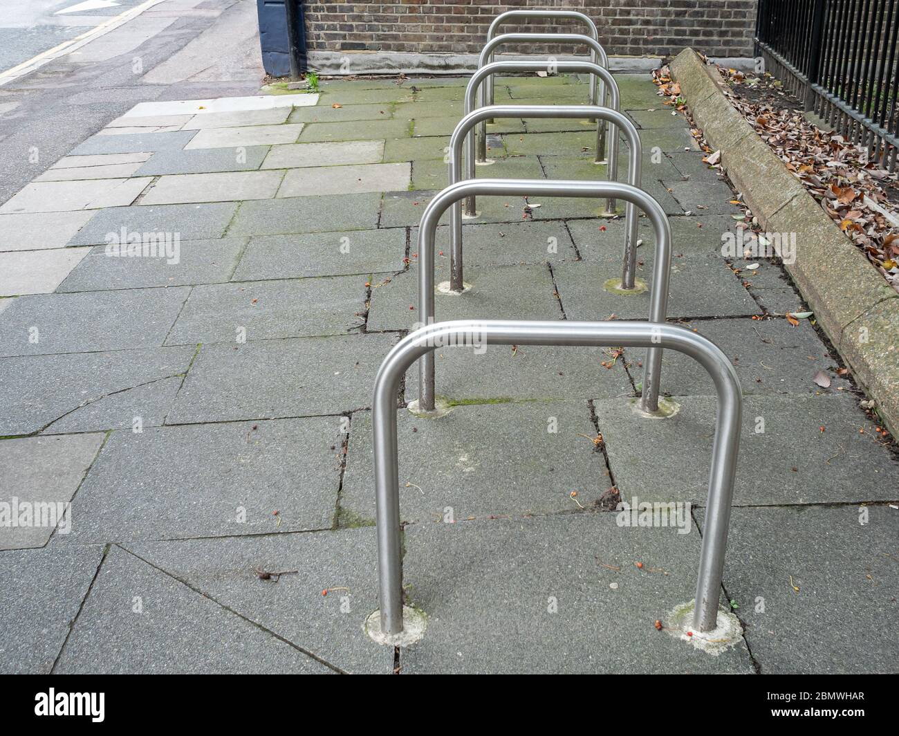 Eine Reihe leerer Sheffield-Fahrradträger steht auf dem Bürgersteig Stockfoto