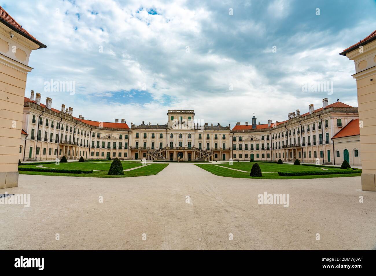 Schöner riesiger Esterhazy Schlosspalast in Fertőd Ungarn mit Garten Stockfoto