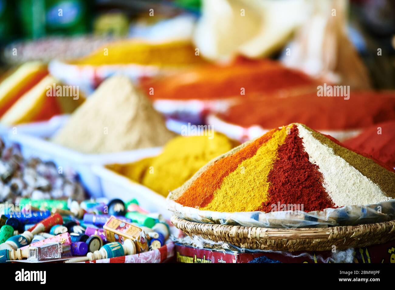 Farben Gerüche und Aromen im Gewürzmarkt Fez, in Marokko Stockfoto