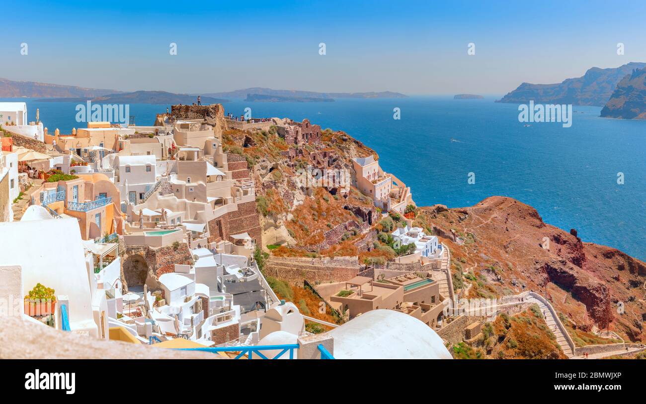 Das wunderschöne Dorf Oia auf der Insel Santorini und die byzantinischen Burgruinen, die in die Caldera-Klippe gebaut wurden. Stockfoto