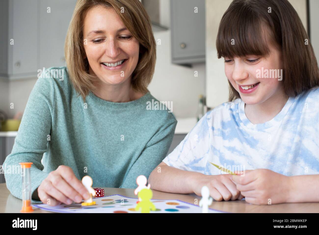 Mutter Und Tochter Spielen Generic Brettspiel Zu Hause Stockfoto