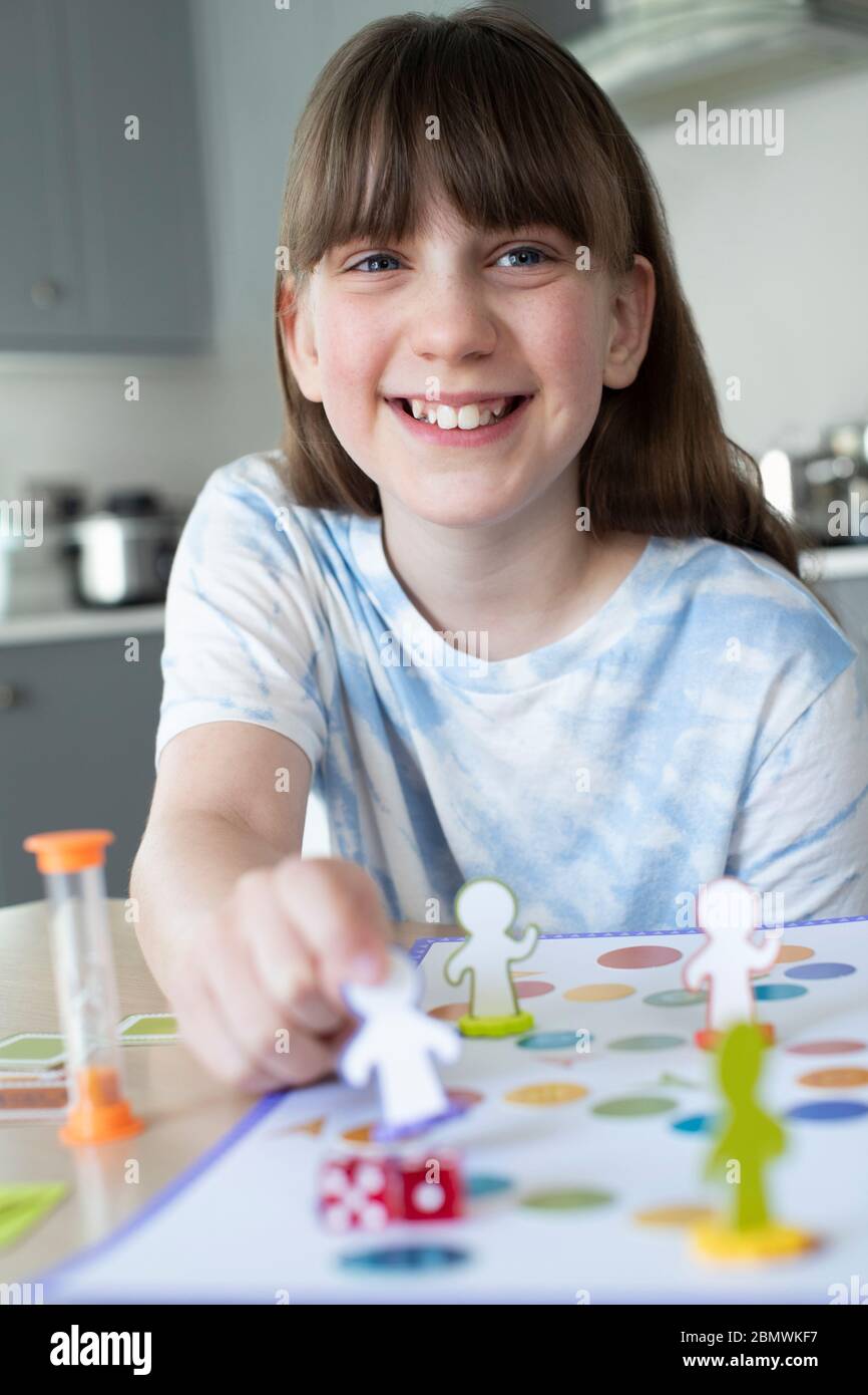 Lächelndes Mädchen Spielen Generische Brettspiel Zu Hause Stockfoto