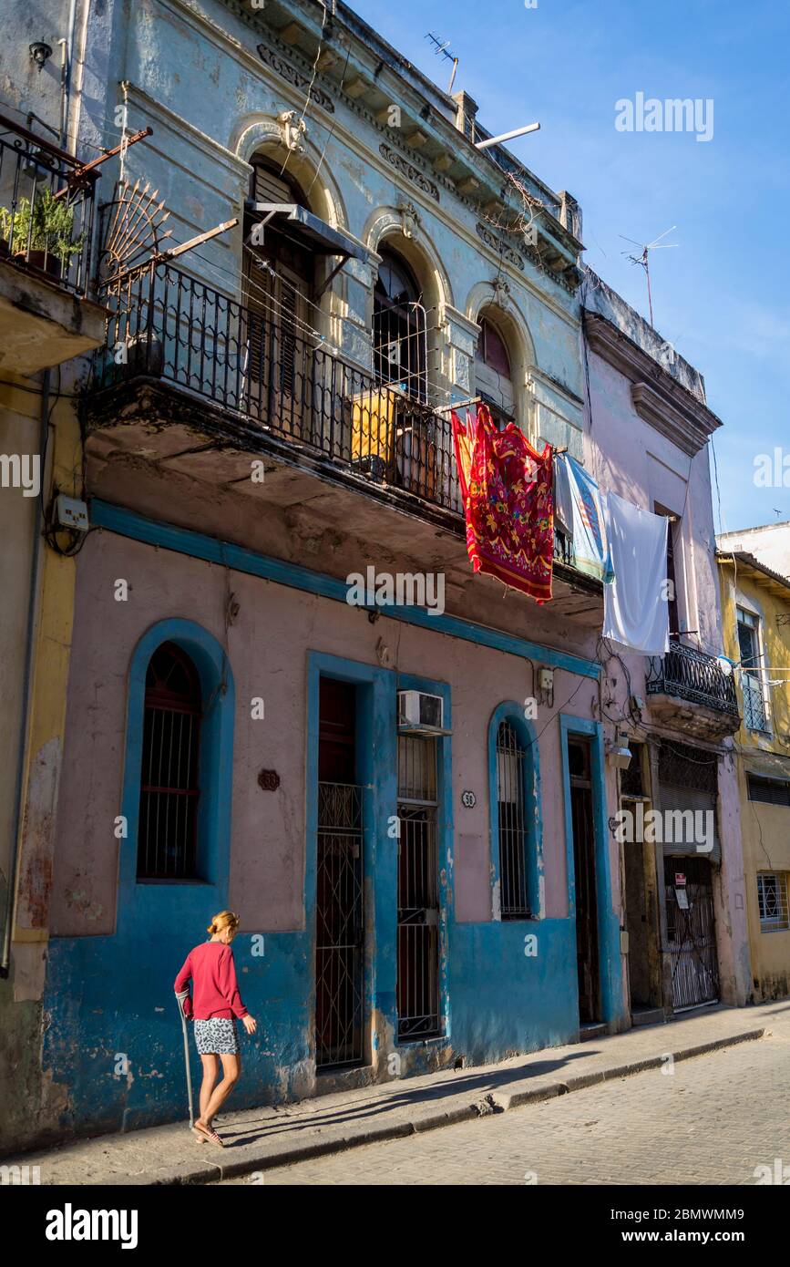 Frau mit Spazierstock in der Altstadt, Havanna Vieja, Havanna, Kuba Stockfoto