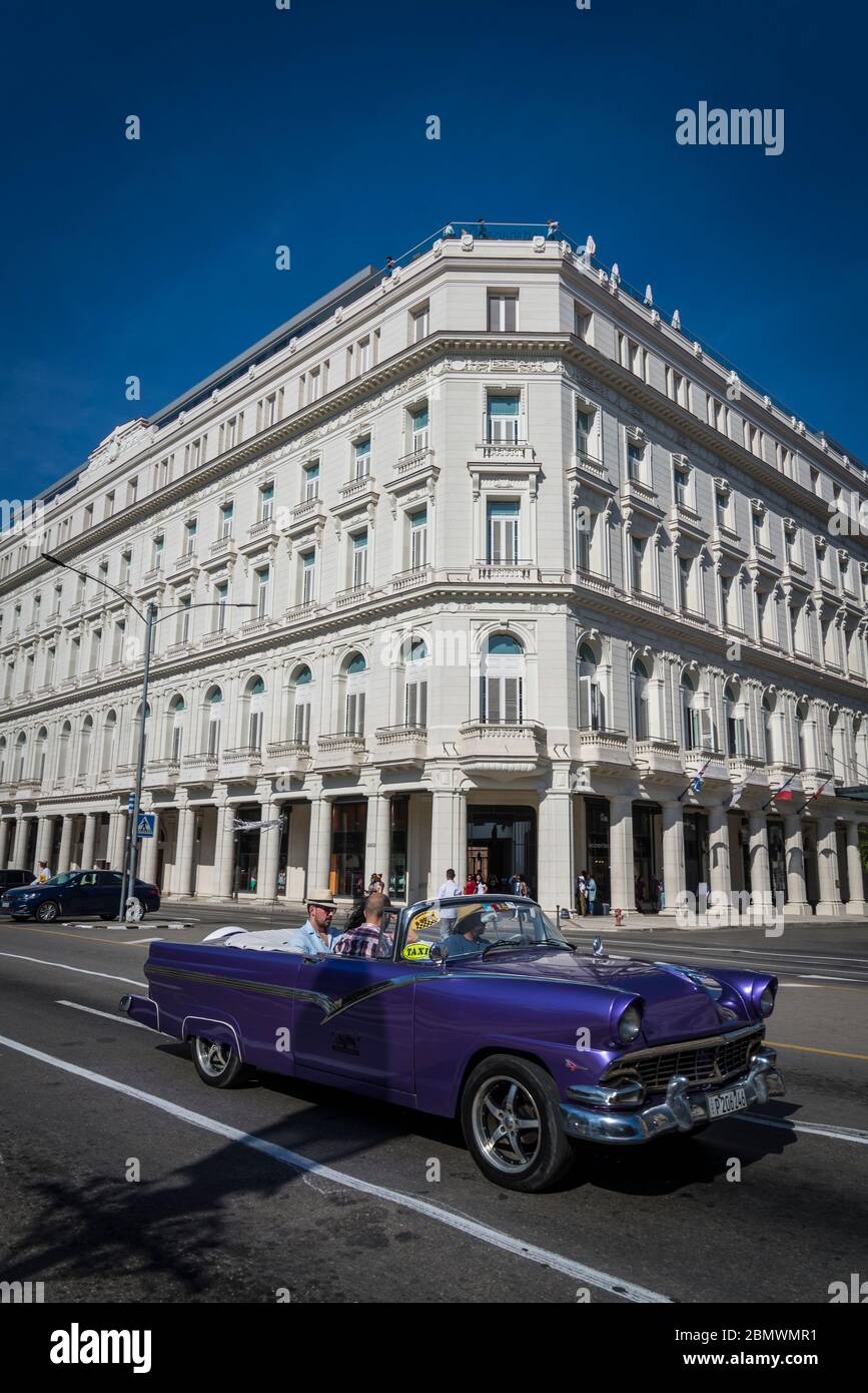 Oldtimer vorbei Gran Hotel Manzana Kempinski La Habana ist ein Luxushotel im historischen Manzana de Gomez Gebäude, Parque Central, HAV Stockfoto