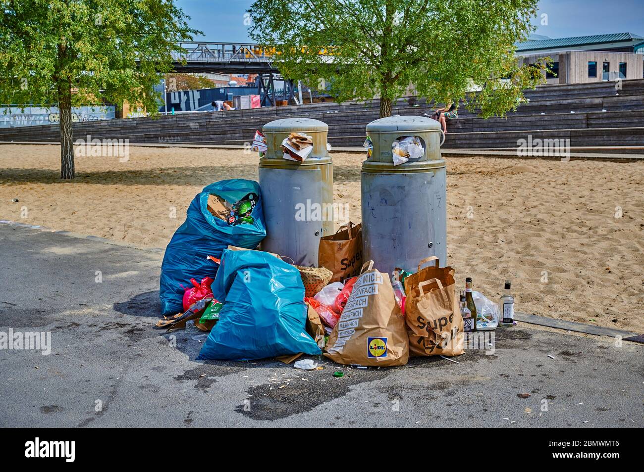 Berlin, Deutschland - 10. Mai 2020: Überfüllte Mülltonnen in einem öffentlichen Park in der Berliner Innenstadt. Stockfoto