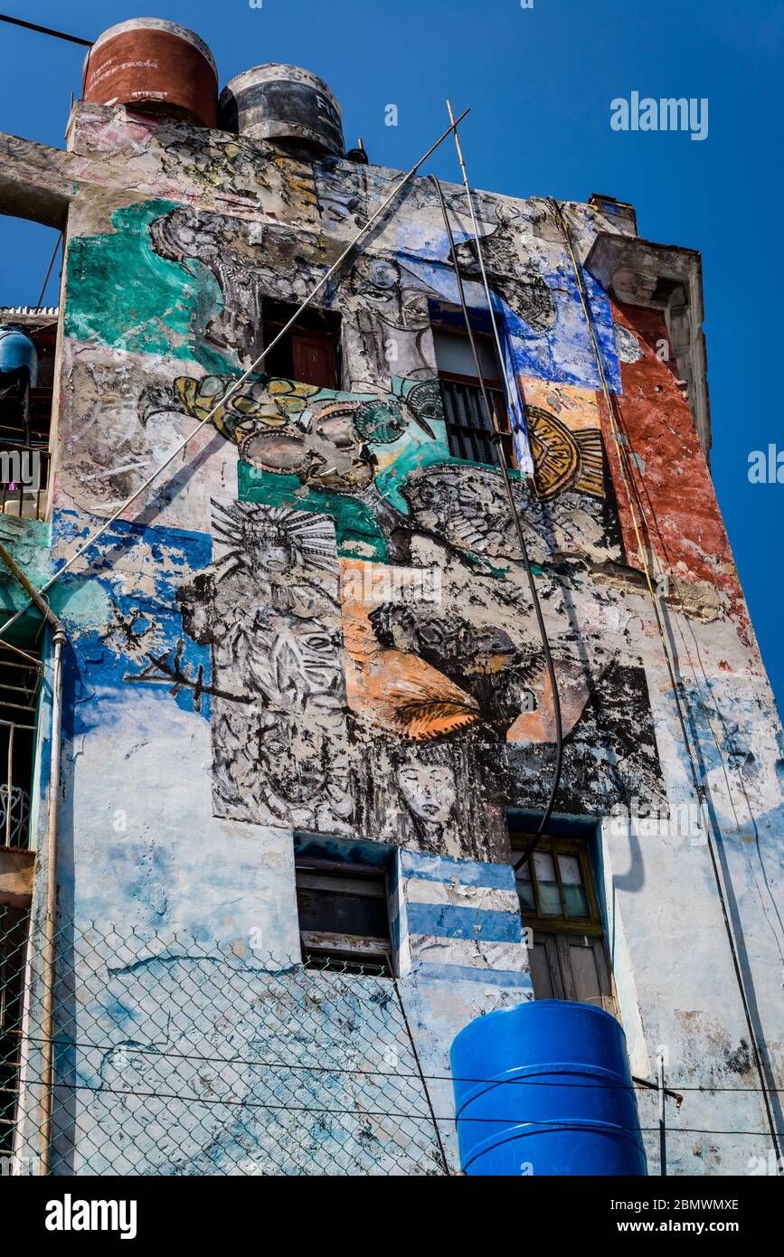 Callejon de Hamel ist eine enge Gasse mit lebhaften bunten Wandmalereien und Skulpturen von einem Autodidakten Künstler Salvador Gonzáles Escalona gegründet, dass gefüllt Stockfoto